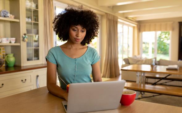 une femme consulte un ordinateur