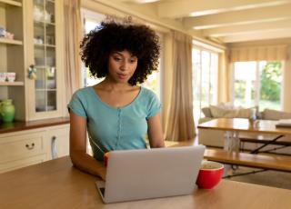 une femme consulte un ordinateur