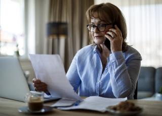 Image illustrative d'une personne au téléphone