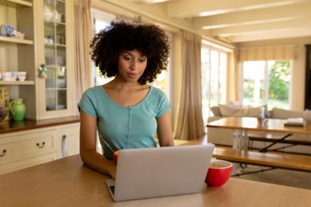 une femme consulte un ordinateur